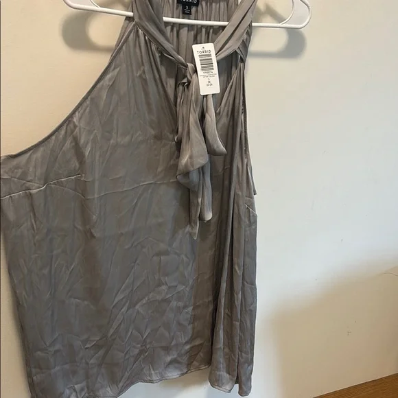 Torrid Gray Dressy Sleeveless Shirt Size 3 NWT - Picture 3 of 4